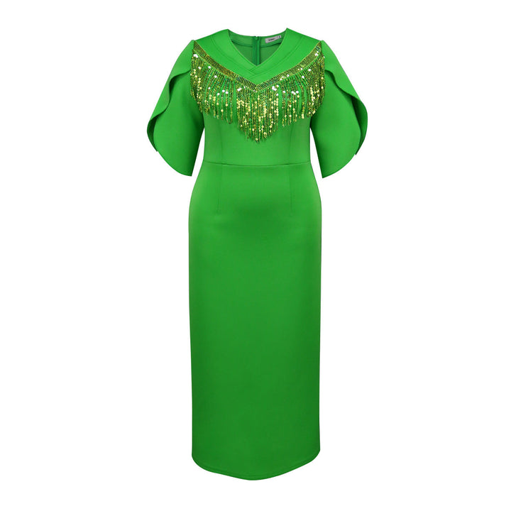 Funkelndes grünes Maxikleid mit einzigartigem Fransenkragen. Glamouröses Damen-Abendkleid für besondere Feiern.