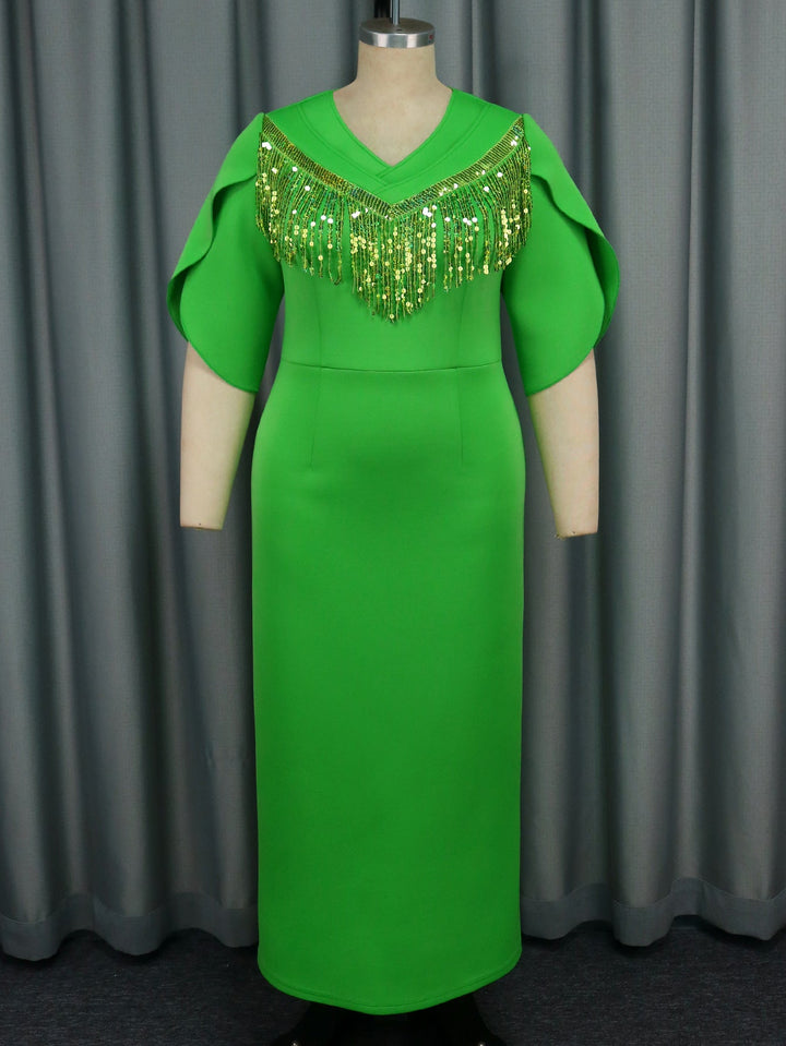 Grünes, glamouröses Damen-Maxikleid mit funkelndem Fransenkragen und V-Ausschnitt. Elegantes Partykleid.