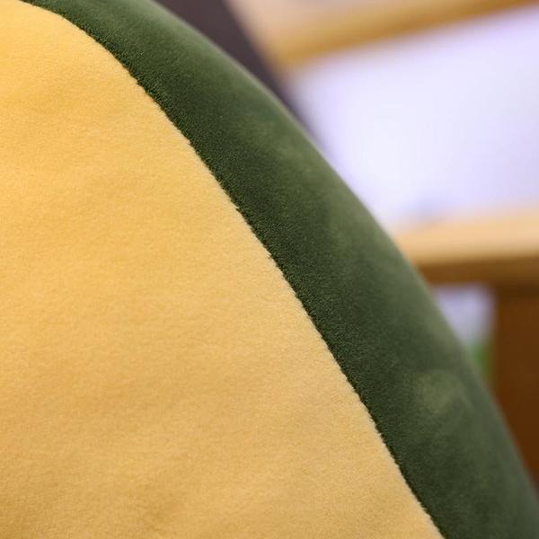 Kawaii Avocado Plüschkissen in leuchtendem Grün, ein weiches Dekokissen für moderne Einrichtungen.