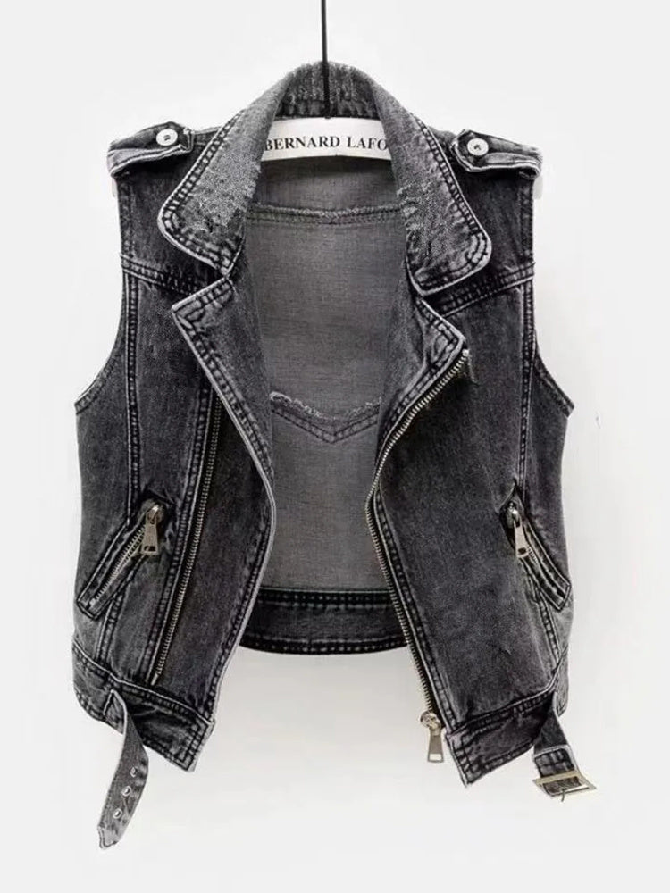Graue Damen Jeansweste Nova aus robustem Denim für lässigen Streetstyle, perfekt für Frühling/Herbst.