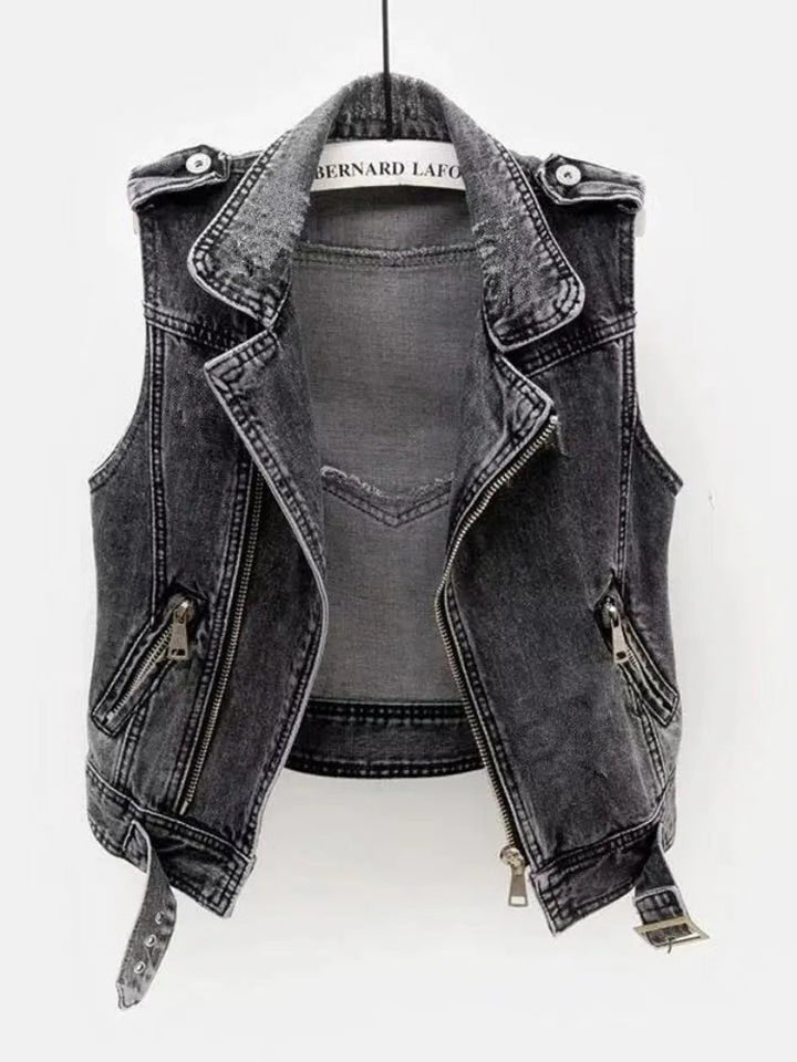Graue Damen Jeansweste Nova aus robustem Denim für lässigen Streetstyle, perfekt für Frühling/Herbst.