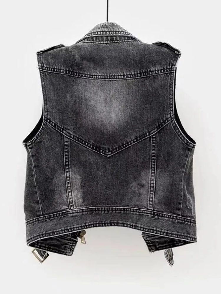 Ärmellose Damen Denim Weste in Grau, vielseitig kombinierbar für modische Casual-Looks im Frühling & Herbst.