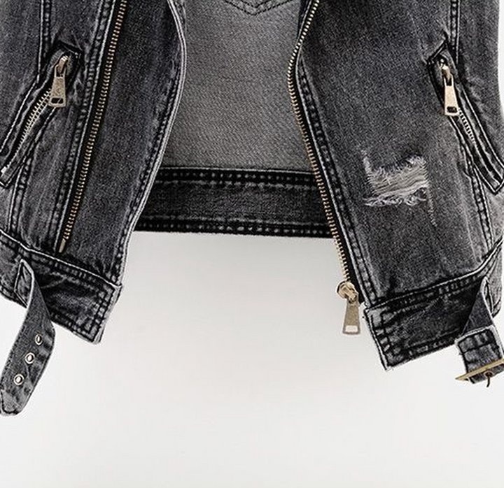 Trendige graue Damen Jeans-Weste im Streetwear-Look, robuste Denim-Qualität als stylisches ärmelloses Oberteil.