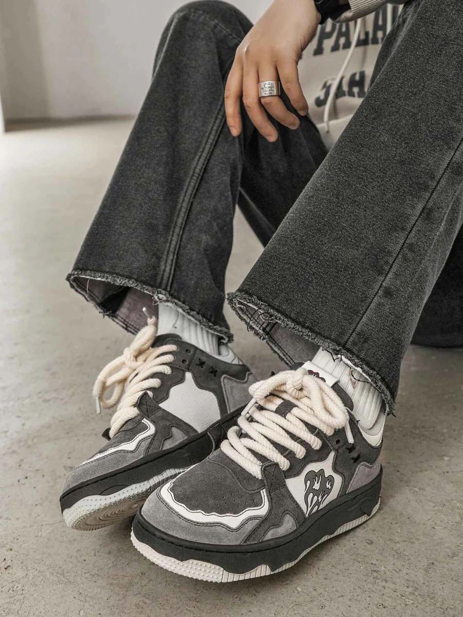 Detailaufnahme der Elian Retro Herren Skateschuhe in Grau, zeigt robuste Sohle und Vintage-Design für Skater.