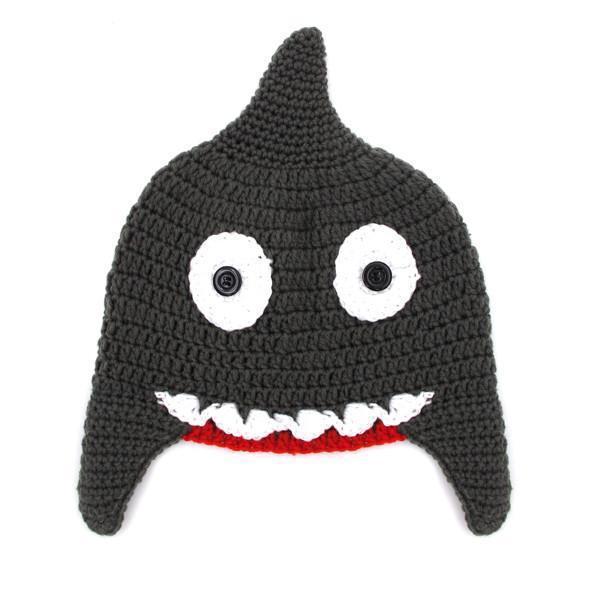 Detailaufnahme der warmen, grauen Haifischmütze. Handgestrickte Unisex Mütze, perfekt für den Winter.