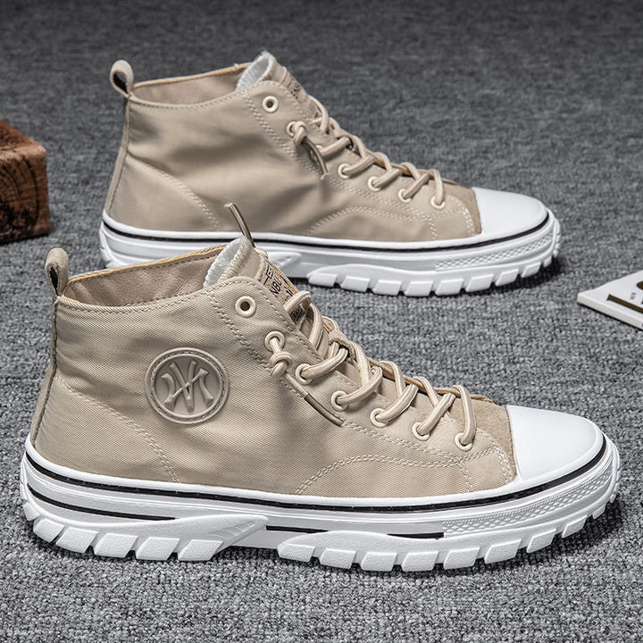 Detailaufnahme der schwarzen Herren Canvas Sneakers "Viktor" mit Gummisohle für modernen Urban-Style.