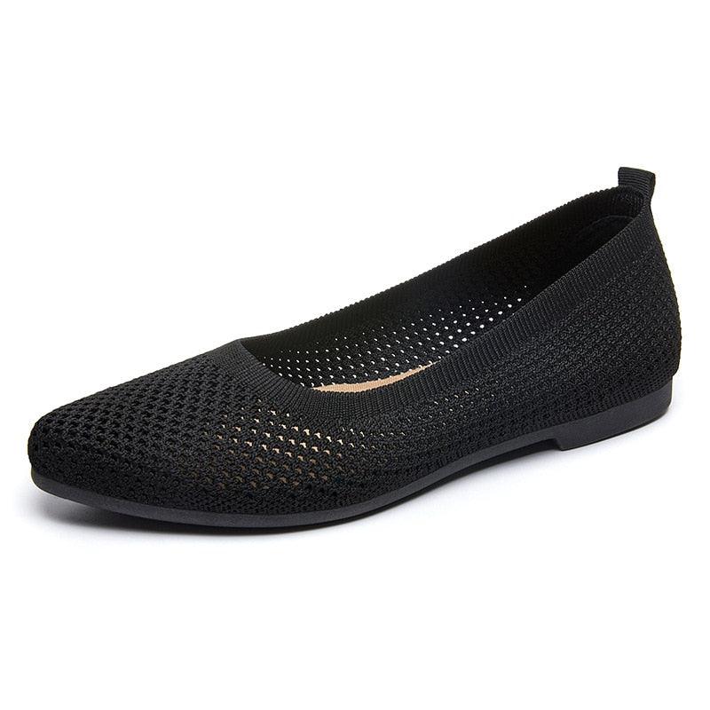 Nahaufnahme: Graue orthopädische Damen Ballerinas, zeigen die weiche Textur.