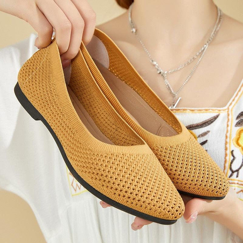 Seitliche Ansicht der eleganten grauen orthopädischen Ballerinas für Damen.