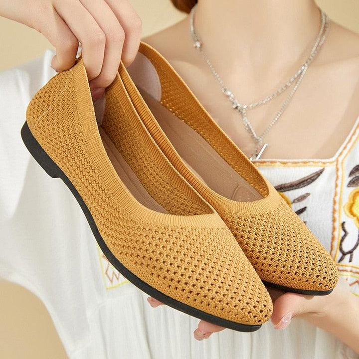 Seitliche Ansicht der eleganten grauen orthopädischen Ballerinas für Damen.