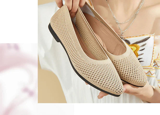 Vorderansicht der grauen Damen Ballerinas, betonen das schlichte, flache Design.