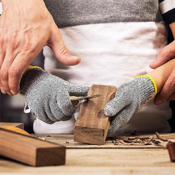 Arbeitshandschuhe mit Grad 5 Schnittschutz, grau, für sichere Handhabung scharfer Gegenstände.