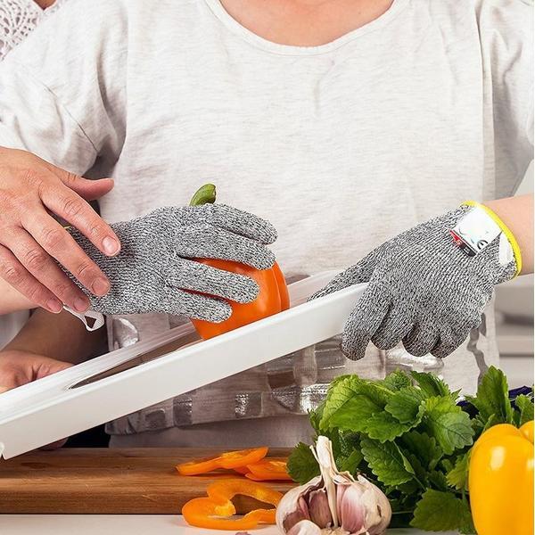 Hochwertige graue Schutzhandschuhe, Grad 5, für sicheren Umgang mit Messern in der Küche.