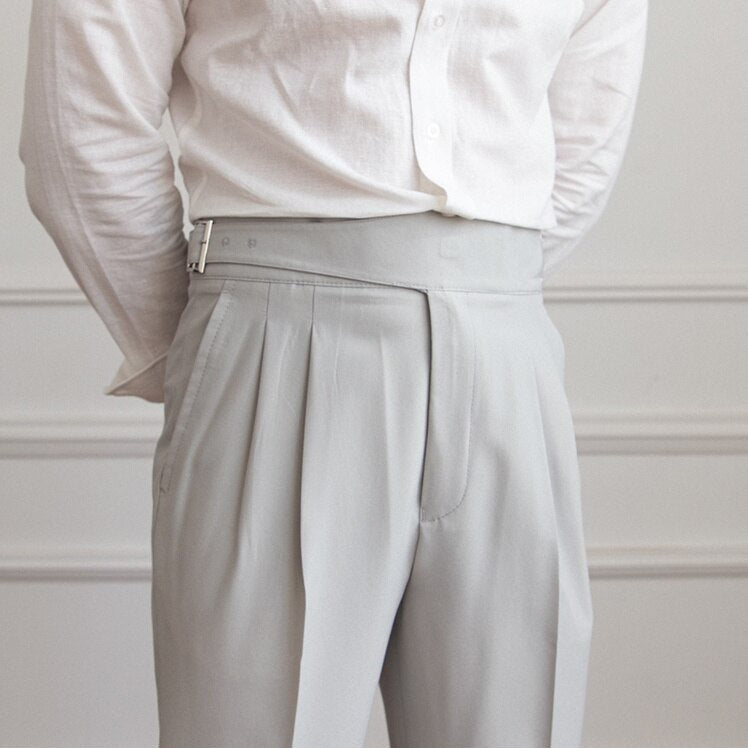 Herren-Businesshose mit seitlicher Schnalle, für einen modernen, schicken Look.