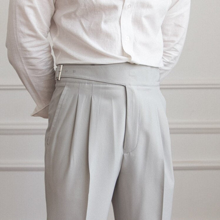 Herren-Businesshose mit seitlicher Schnalle, für einen modernen, schicken Look.