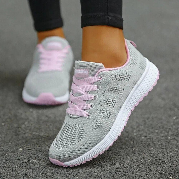 Nahaufnahme: Stilvolle Damen Turnschuhe in Weiß. Bequeme Freizeitschuhe mit moderner Sohle für den Alltag.