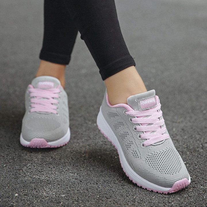 Seitenansicht: Komfortable Damen Sneaker in Schwarz. Bequeme Alltagsschuhe mit guter Passform für jeden Tag.