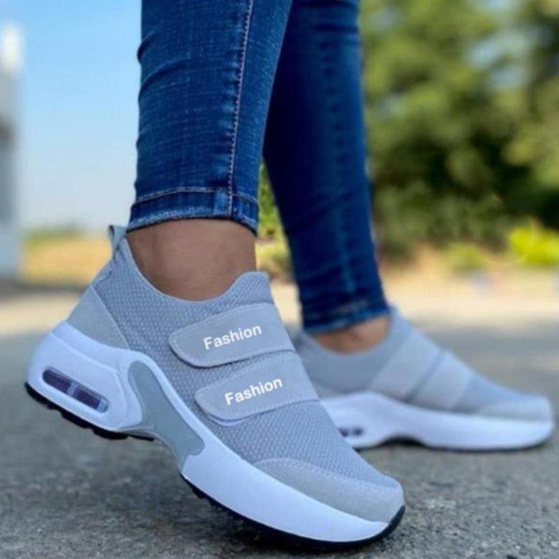 Orthopädische Damen-Sneaker für Fußgesundheit, mit stützender Sohle. Ideal für aktive Frauen.