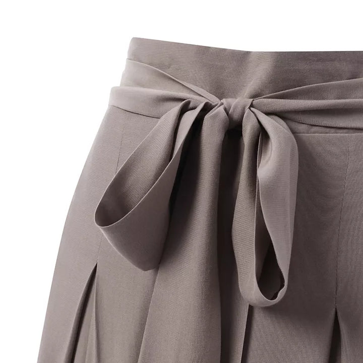 Trendige Damenhose Plus Size, weites Bein, High Waist, modisch und bequem für den Business-Alltag.