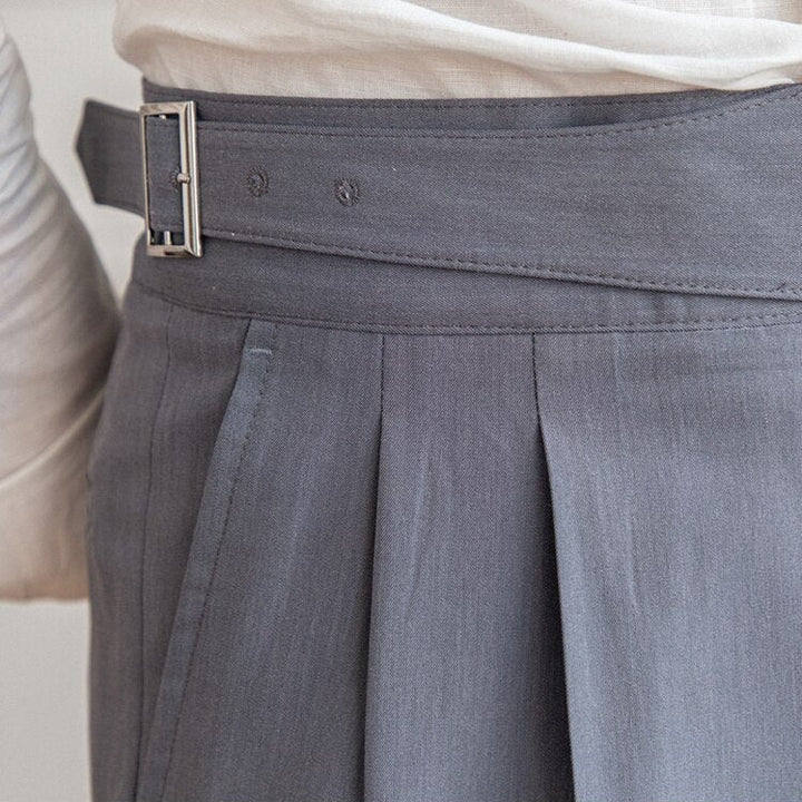 Klassische Herrenhose in Schwarz mit stilvoller Schnalle, vielseitig kombinierbar.