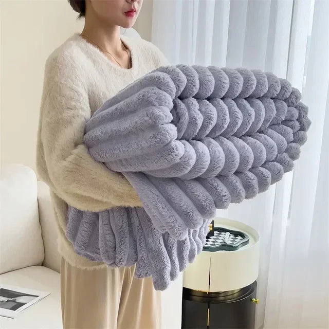 Flauschige Plüschdecke, luxuriös und warm, perfekt als stilvoller Bettüberwurf im Schlafzimmer.