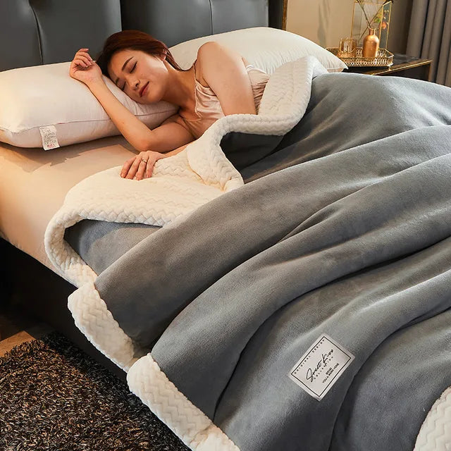 Elegante graue Winterdecke, luxuriös und extra warm. Perfekte Kuscheldecke für moderne Wohnräume.