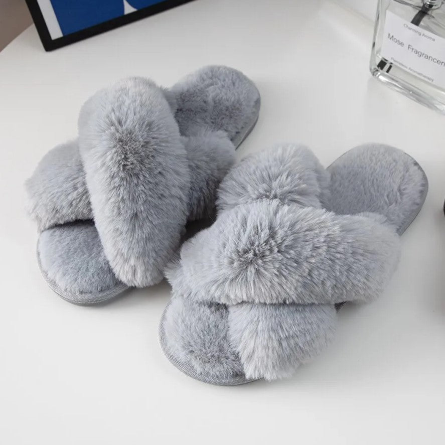 Perfekte Damen Kreuzband Hausschuhe für den Winter; kuschelige Slippers für Entspannung und Wärme zuhause.