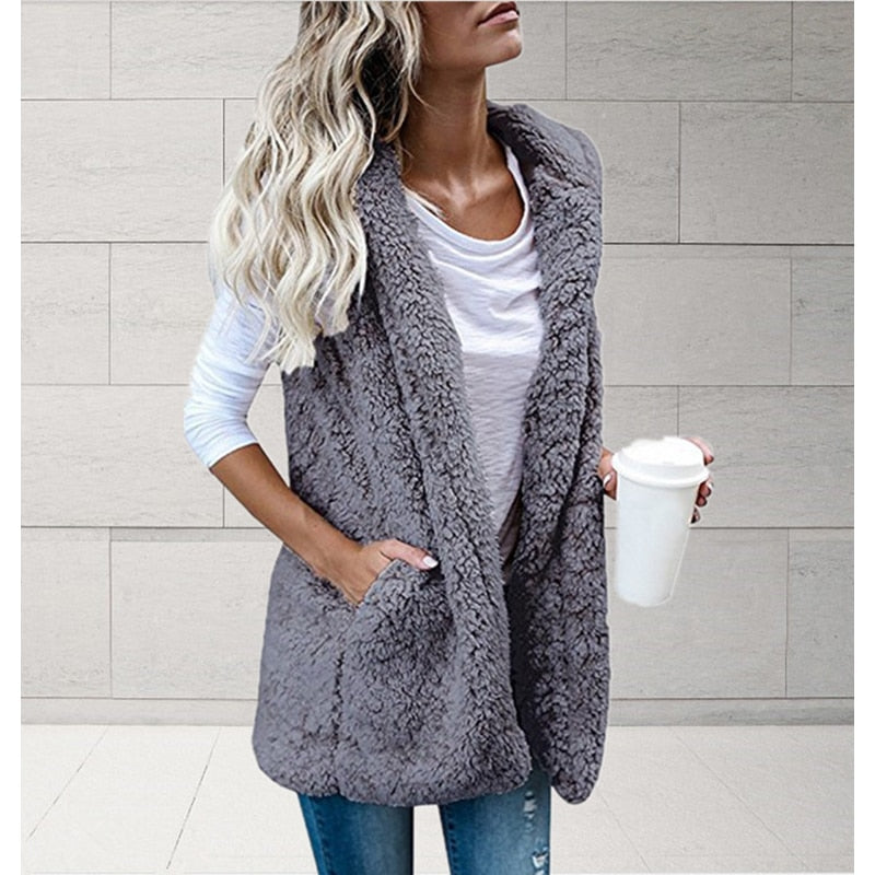 Offene, ärmellose Damenstrickjacke mit Plüschkapuze, vielseitiger Cardigan für elegante Herbst- & Winter-Outfits.