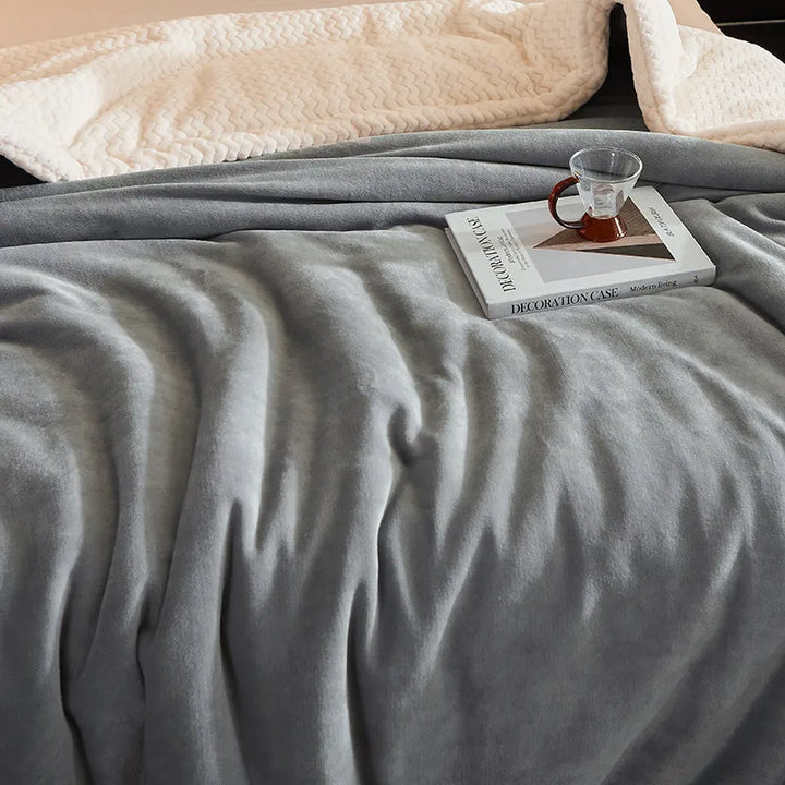 Dein Kuscheltraum: Eine luxuriöse Winterdecke, die Wärme und Geborgenheit spendet. Ideal für entspannte Momente.