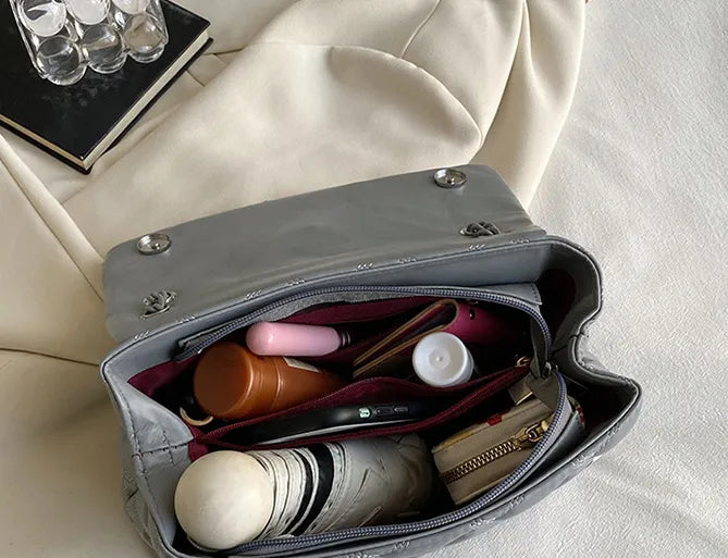 Stilvolle Clutch-Handtasche für Damen, gesteppt & elegant, Majestät-Kollektion.
