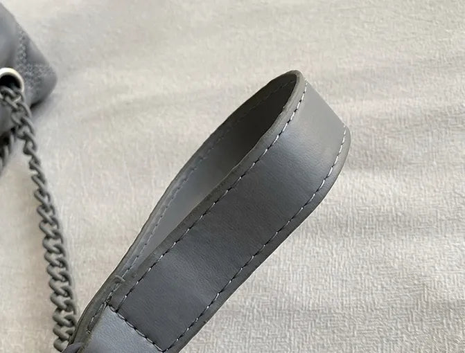 Designer-Qualität: Gesteppte Damen Umhängetasche mit stilvoller Optik.