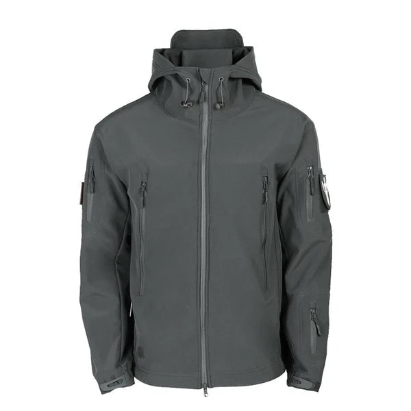 Nahaufnahme des Materials: Atmungsaktive Softshell-Herrenjacke. Wetterschutz und Komfort für Outdoor-Aktivitäten.
