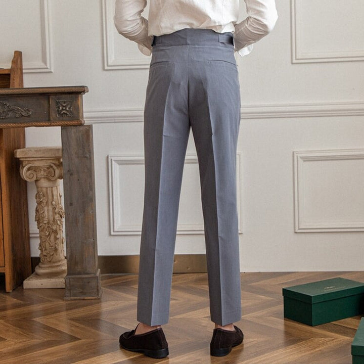 Bequeme & elegante Herrenhose mit Schnalle, ideal für Alltag, Business & Abend.