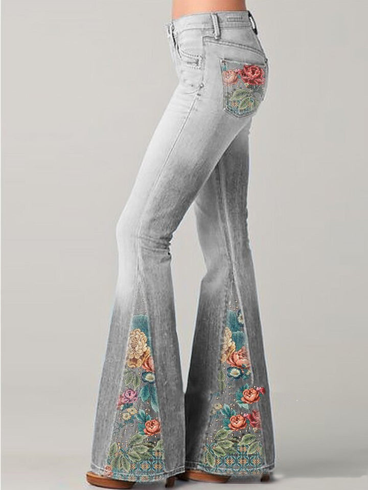 Stylische Damen Flared Jeans mit lebhaftem Blumenmuster. Perfekt für Alltag, Freizeit & einen trendigen Look.