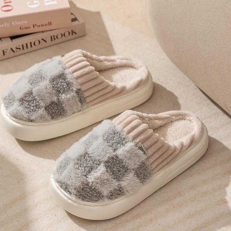 Kuschelige Damen Pantoffeln, rutschfest und bequem, ideal für kalte Wintertage.