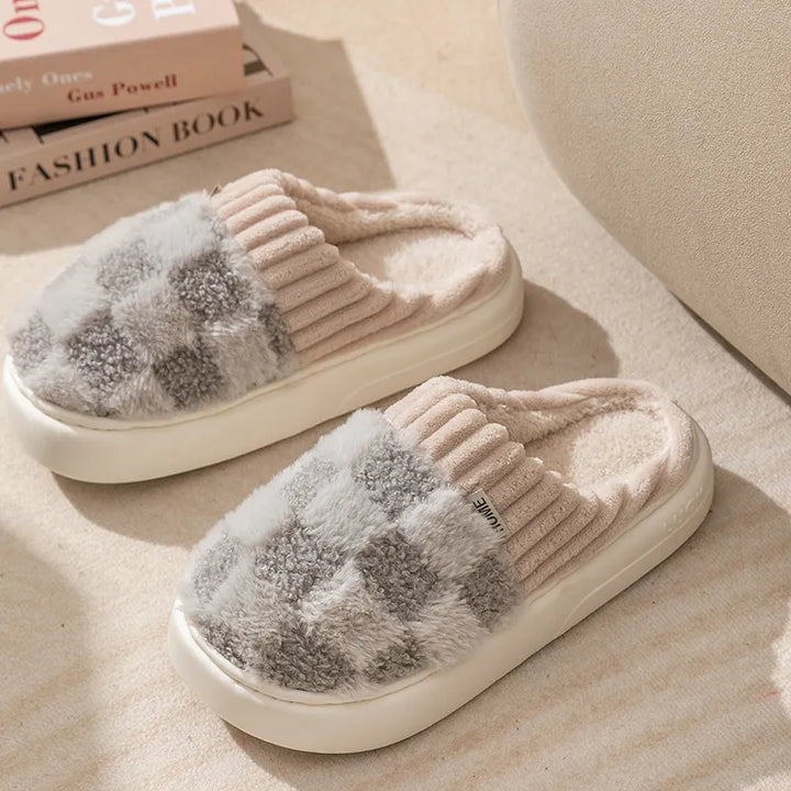 Kuschelige Damen Pantoffeln, rutschfest und bequem, ideal für kalte Wintertage.