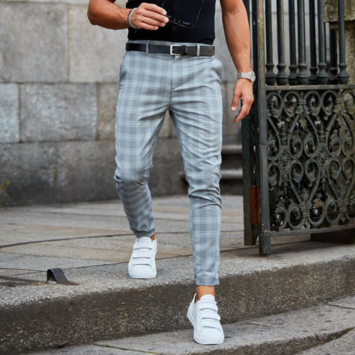 Detaillierte Ansicht der eleganten Herren-Chinohose. Perfekte Passform und stilvolles Design für Männer.
