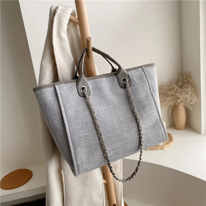 Modische Damen Schultertasche in Khaki, vielseitig kombinierbar und elegant.