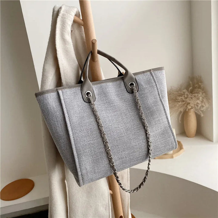 Modische Damen Schultertasche in Khaki, vielseitig kombinierbar und elegant.