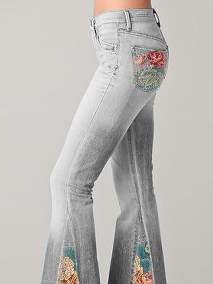 Trendige Damen Flared Jeans in voller Länge mit elegantem Blumenprint. Vielseitig für Herbst & alle Jahreszeiten.