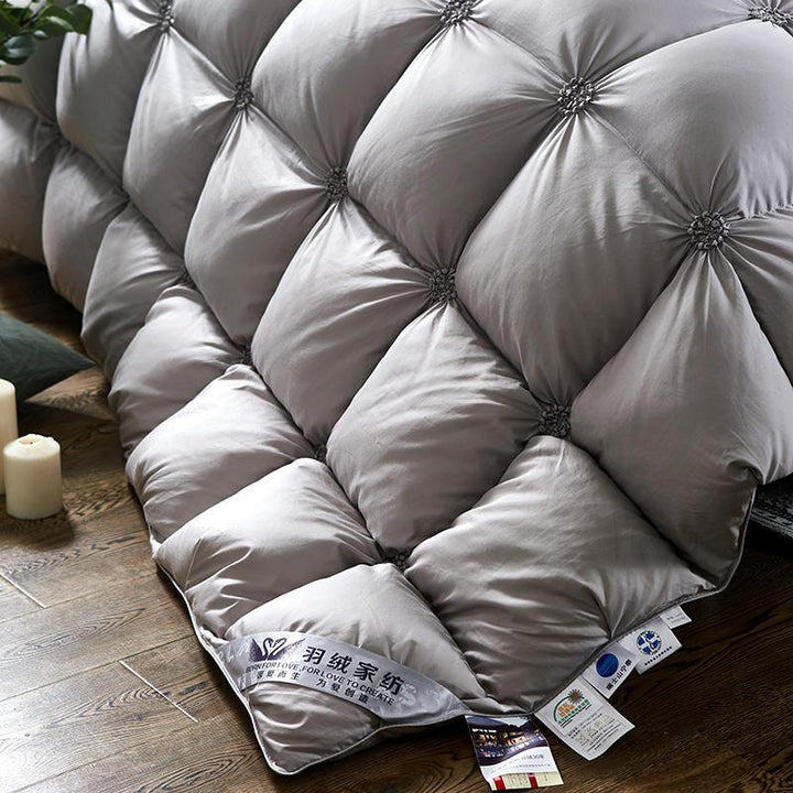 Kuschelig warme Daunen-Bettdecke für das Schlafzimmer. Gänsedaune für höchste Schlafqualität im Winter.