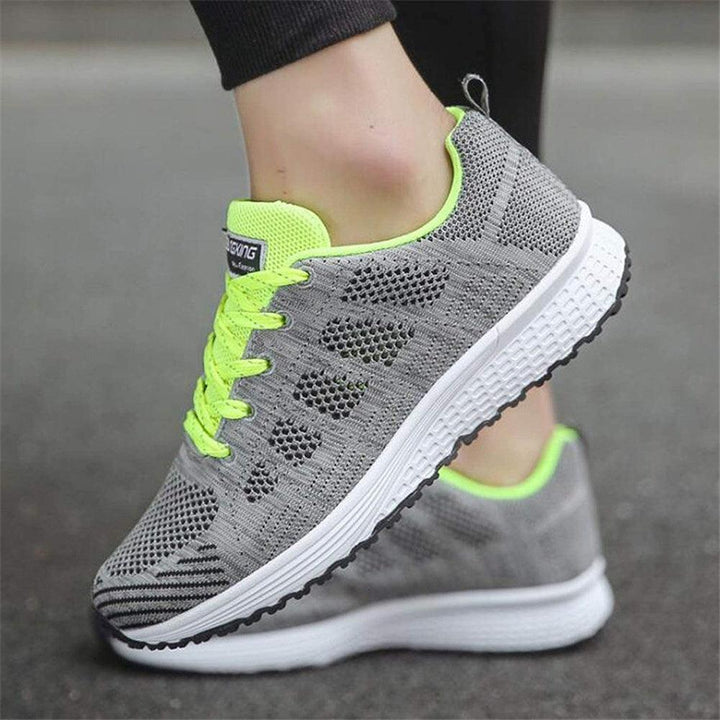 Damen Fashion Sneaker am Fuß, kombiniert mit leichter Hose. Bequeme Alltagsschuhe für stilvolle Freizeitlooks.