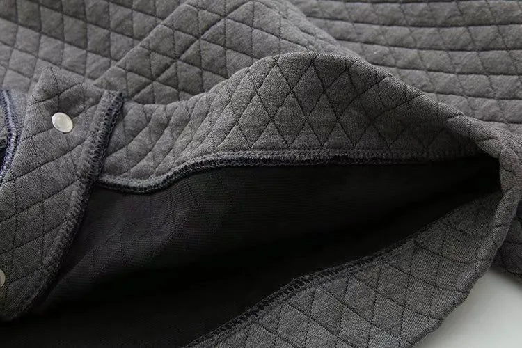 Elegante Damen Übergrößen Strickjacke mit Karomuster, perfekt für den Alltag.
