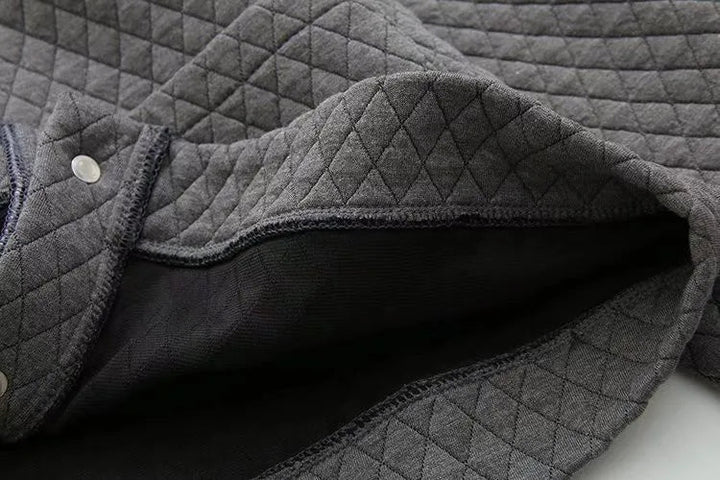 Elegante Damen Übergrößen Strickjacke mit Karomuster, perfekt für den Alltag.
