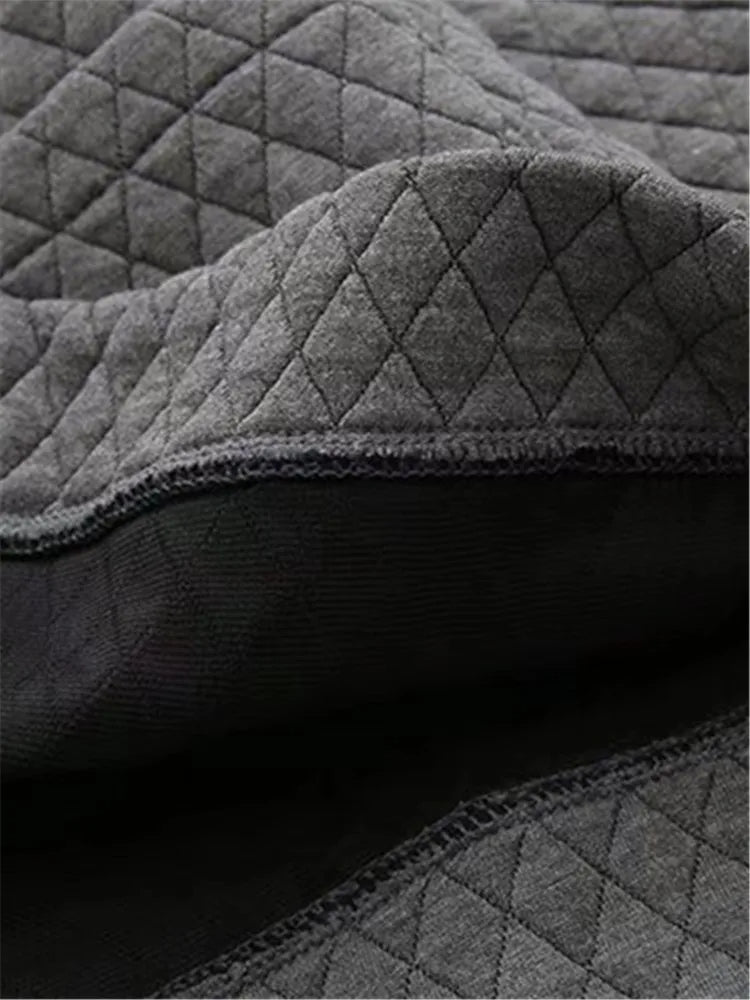 Rückansicht: Komfortable Plus Size Strickjacke, kariert, für Damenmode.
