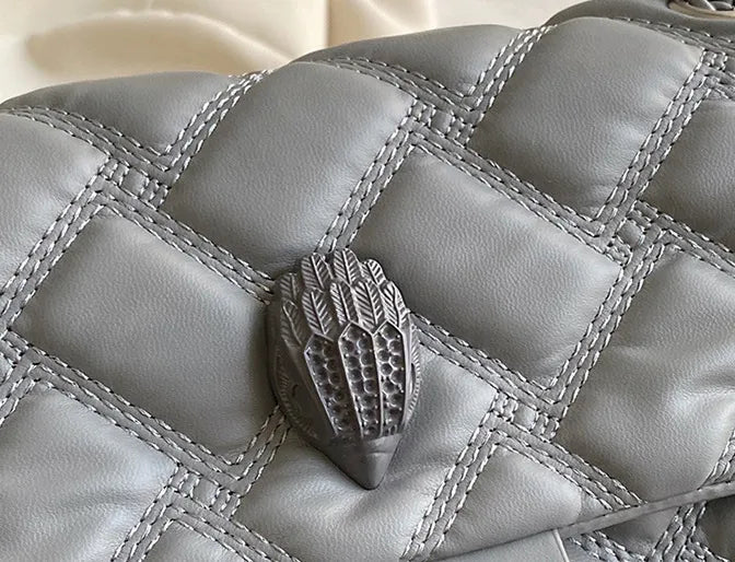 Gesteppte Damen Schultertasche, ein modisches Accessoire mit Eleganz.
