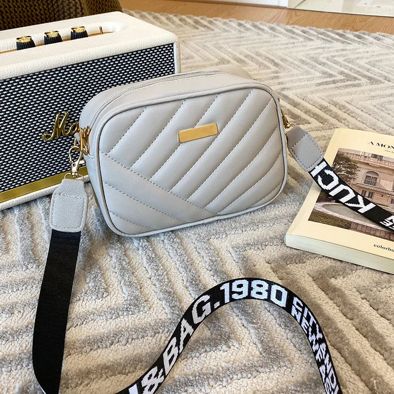 Elegante Damen Zip 'n Go Umhängetasche. Kompakte Schultertasche mit sicherem Reißverschluss für stilvolle Frauen.