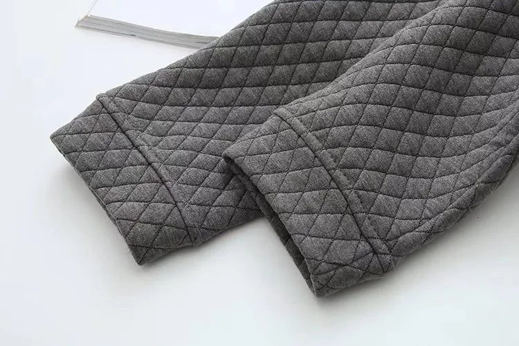 Weiche Plus Size Strickjacke für Damen, kariert, langarm, für Gemütlichkeit & Stil.