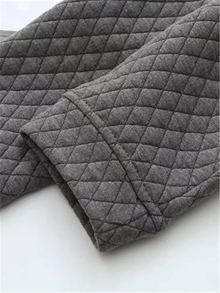 Detailaufnahme: Kariertes Muster der Plus Size Strickjacke, weich & hochwertig.