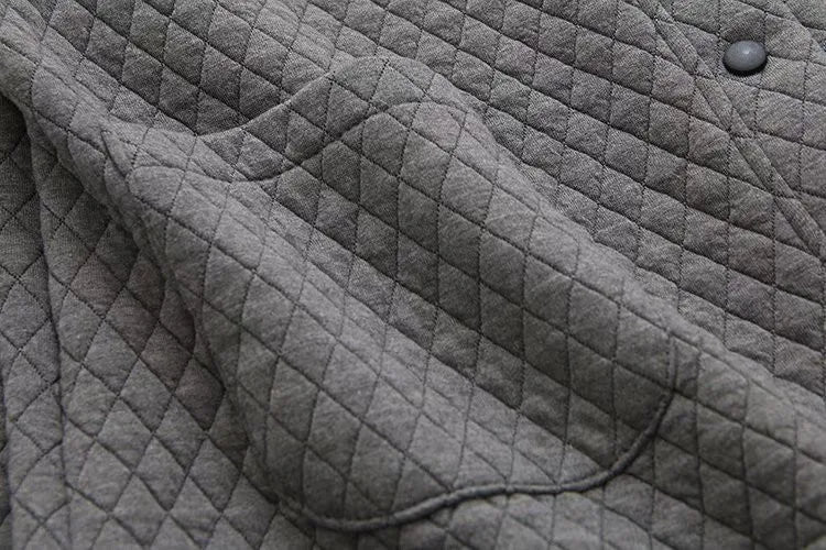 Karierte Plus Size Strickjacke für Damen, vielseitig kombinierbar, ganzjährig tragbar.