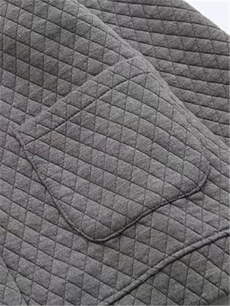 Schicke Plus Size Damenstrickjacke mit Karomuster; ein Must-have für Ihre Garderobe.